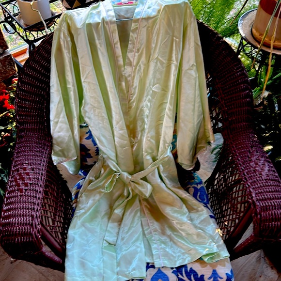 Oscar De La Renta Elegant Light Green Satin Nightgown and Robe Set; Size Medium - Picture 6 of 14